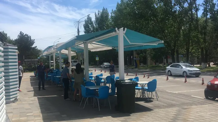 Двухсторонняя маркиза TWIN над летней площадкой отеля Bora-Bora Club в Анапе