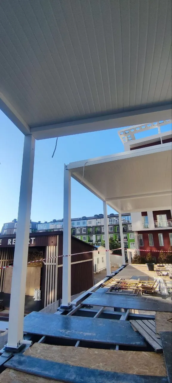 Колонна и кровля перголы на террасе Bridge Resort